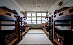旧教室に2段ベッドが並ぶ大部屋
