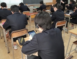 スピーキング学習アプリを使って発話練習する中学生（東京都板橋区の中学校）