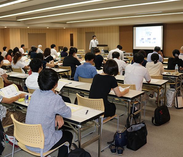 生駒市はモリサワと協力し、小中学校の教職員にUDフォント研修会を開催。54人が参加した