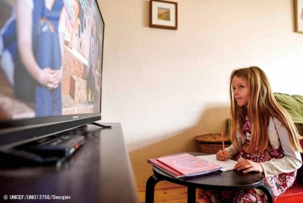 テレビ教室プログラムを通じて勉強する、北マケドニアの女の子
