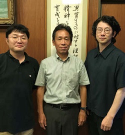 左から、小坂康之海洋科学科教論、中森一郎校長、渡邉久暢 SSH 研究部部長