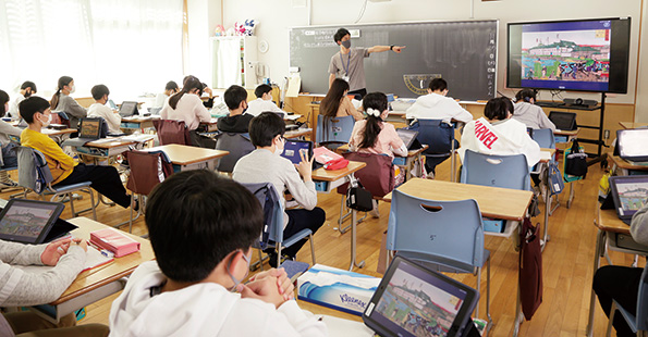 ソニーのブラビアを用いた6年生の社会科の授業。伊藤教諭（中央）が子どもたちに質問を投げかけながら授業を進める