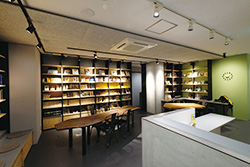 濱川学院のエントランス。本に囲まれた自習室になっている。