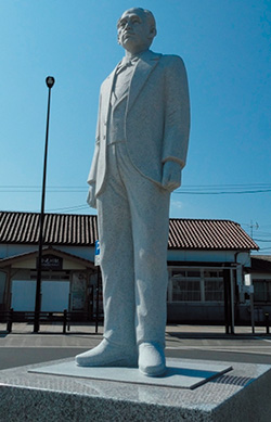 小見川駅前に建つ佐藤尚中の像。