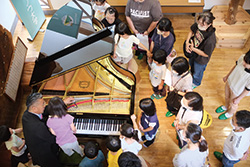 親子向けの「森と音楽のひろば」は、音楽と自然のつながりを感じられるプログラムとして人気。