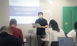 木村氏は、国際経営やグローバルビジネスを解説・考察する授業を行っている。