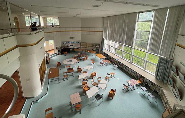 校舎予定の旧二川小学校は熊野古道のど真ん中にあり、周辺には田んぼやアユが生息する川など歴史と自然豊かな環境の中にある