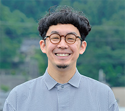 新山 直広