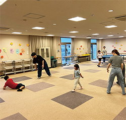 地域の居場所「えいや家(か)」では、子どもたちが一歩を踏み出すのを応援。