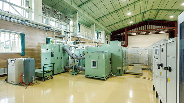 電動化システム共同研究センターに導入された国内最大級のモーター特性試験装置。