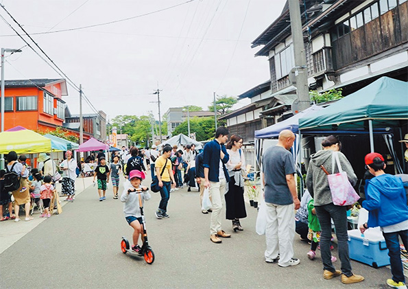 530年も続く伝統の五城目朝市のうち、週末に開催される「ごじょうめ朝市plus+」。若い世代の出店も多い。