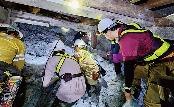 フィリピン・ルソン島北部のLepanto鉱山での実習。国際資源学部では、全学生が必修科目として３年次に海外資源フィールドワークに参加する。