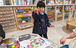 「ツクルバ」には約1000種類の素材と200種類の道具が揃う。子どもが自分の好きなものを自由につくることができる。