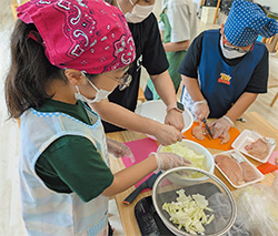 フリースクール「SORAI SCHOOL」では、2時間半をかけて「ごはん」の時間がある。子どもたちは、食材選びから調理まですべて話し合いで決める。