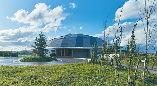 木造ドーム状の全天候型児童教育施設「KIDS DOME SORAI」。鶴岡駅から施設までは車で約10分、徒歩では約30分の場所に位置する