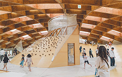 「アソビバ」はアスレチック要素の高いダイナミックな空間。思いのままに遊びにチャレンジできる。