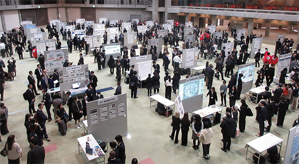 「京都探究エキスポ」では、府立・市立高校の生徒が探究成果を発表。